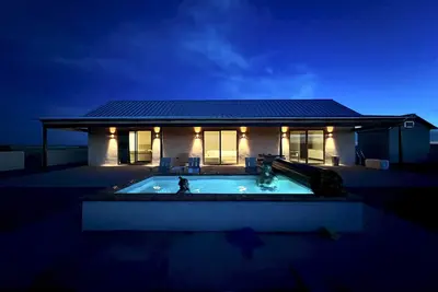 Image de The Merit Camp: private modern ranch house w\/pool just outside Marfa City limits