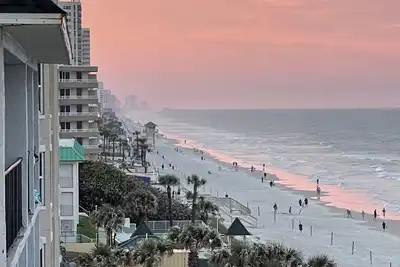 Image de Beautiful 4 Bedroom 3 Bath Ocean front condo Daytona Beach Shores.