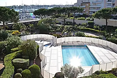 T2:30m², elevator, air-conditioning, swimming pool, private parking, near beach and port, shops