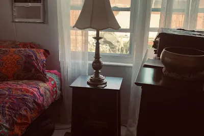 Image de cool vibes! artsy single dwelling 5 minutes from beach