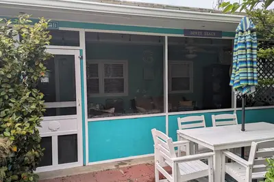 Image de Cozy 2 Br Cottage steps from the Beach. Pet Friendly.
