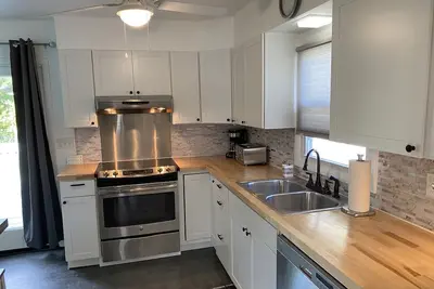 Image de Cheerful 2 Bedroom House with off street parking