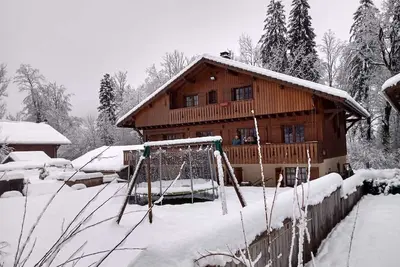 Image de chambres 3 personnes et table d’hôtes à la montagne