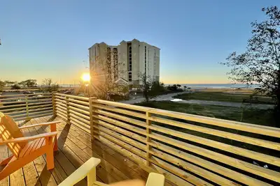Image de A Hidden Coastal Gem:  Beach Home with Amazing Gulf Views & Game Room