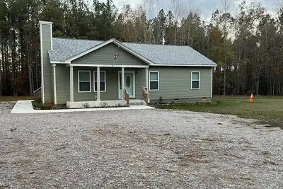 Image de 1400 Square feet of space, isolate in three acres lot.