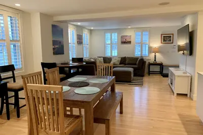 Image de Exceptional location footsteps to beautiful downtown Mystic w/private driveway