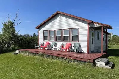 Image de Cozy cottage, steps from the beach.