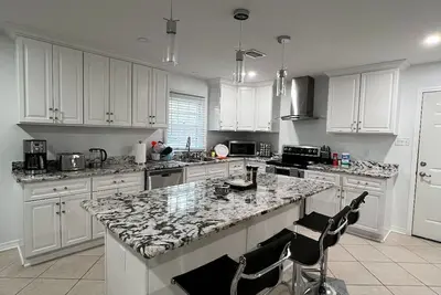 Image de Wake up refreshed in a home that has beautiful scenery and feels like home.