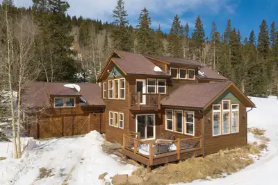Image de Spacious, hot tub, flat driveway access, mountain views, & Starlink internet