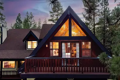 Image de 🐻FamilyCabin🍿TheaterRoom🎱GameRoom🔋EVCharger 🐶PetFriendly