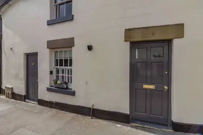 Saddlers Cottage, pet friendly, with open fire in Wirksworth