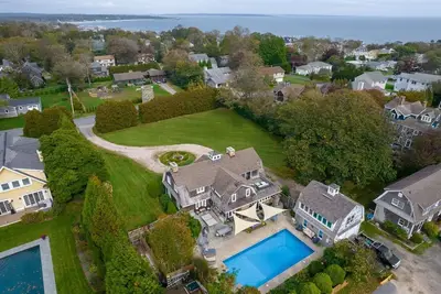Image de Narragansett Pier Estate with Pool, sleeps 14