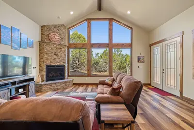 Image de New luxury cabin bordering Zion! 3 king beds/baths. Short drive to Bryce Canyon