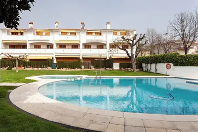 Image de \"La Marinera Beach House\" avec terrasses, piscines partagées et Wi-Fi.