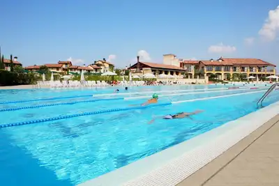 Image de Appartement près du lac de Garde avec piscine