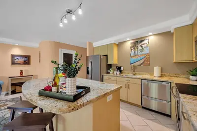 Image de Walk to the waves from this charming 1bd