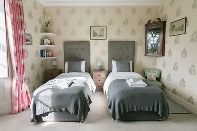 Image de Luxury twin bedroom w ensuite shower room in the wing of private Country House