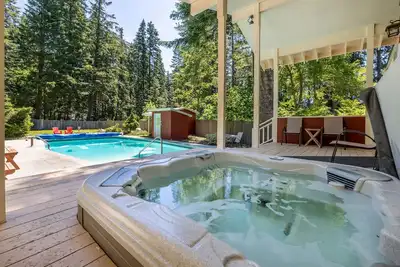 Image de Maple Leaf Lodge-Hot Tub, Fenced Yard, Wifi, Dogs