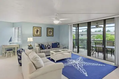 Image de Updated Two Bedroom Beach Residence at Compass Point- Great Amenities with Bikes