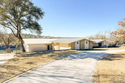 Image de 1. 75 Acres on Lake, Downtown, With Dock, 5, 000 sqft, Pool