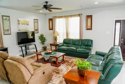 Image de Clean & Cozy new Home, 30 mins to George Bush Intl\/ downtown 5 mins to woodlands