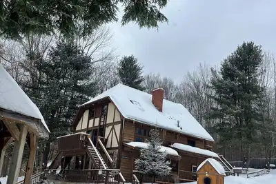Spacious 8 Bdrm Chalet set up for entertaining!