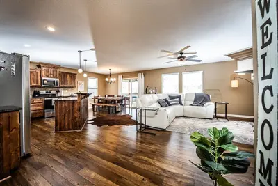 Image de Luxury Home with Entertainment Room & Pool Table