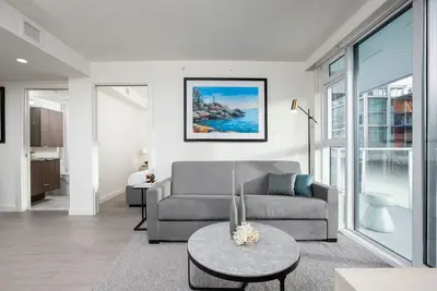 Image de Modern Two Bedroom Apartment in Trendy Downtown Neighbourhood