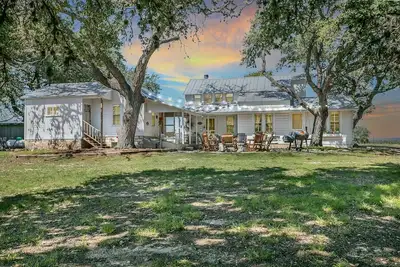 Image de Dollhouse | 1\/1 | King Bed | Pet Friendly w\/ Fee