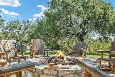 Image de Wine Cellar Farmhouse | 3 King Beds | Full Kitchen | Pet Friendly w\/ fee