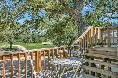 Image de 1\/1 Loft | Queen Bed | Fire-pit | Pet Friendly w\/ fee
