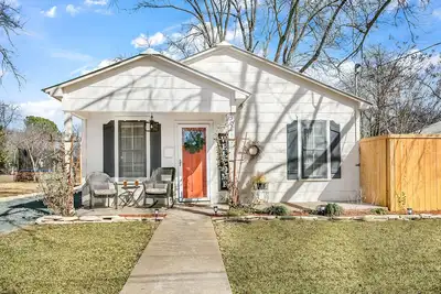 Image de Cottage on Hackberry | 2/1 | King Beds | In Town | Children Welcome | No Pets