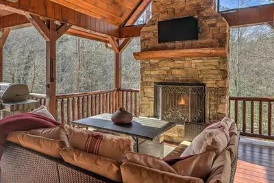 Image de Grizzley Gulch - Hot Tub | Arcade Game | Firepit | Outdoor Fireplace | Duck Pond View
