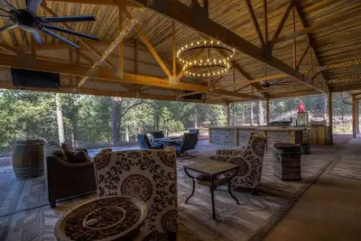 Image de Stunning home on 7 acres with 5400sf of indoor/outdoor living space