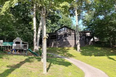 Image de Gentle slope to your private dock in Deerfield Resort