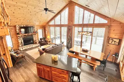 Stunning Betsie River Cabin by Crystal Mtn, Game Rm, Loft, Kayaks, Ac, 4. 5acres!