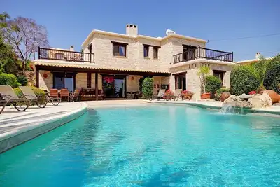 Image de Villa Adonia Luxury 4 bed, all ensuite, superbe piscine à l'infini et vue sur la mer