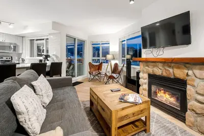 Image de Two Bedroom Condo in the Heart of Whistler Village