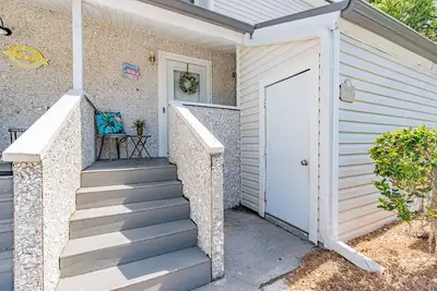 Image de 😁A beautiful tropical retreat awaits you at this newly renovated paradise😁