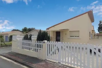 Image de Saint Palais sur Mer - Maison située rue des Ecoles - Au Calme