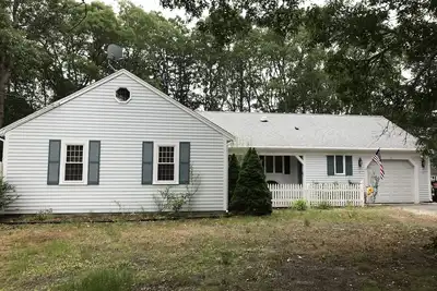 Image de Spacious 3 bedroom ranch close to beaches mall and restaurants. Great Location.