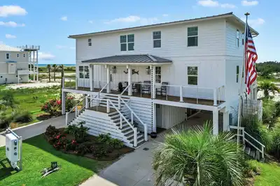 Image de Beautiful 5 Br 4. 5 bath home with gulf views! Boat slip available.
