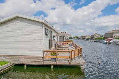 Image de Chalet au bord de l'eau avec embarcadère