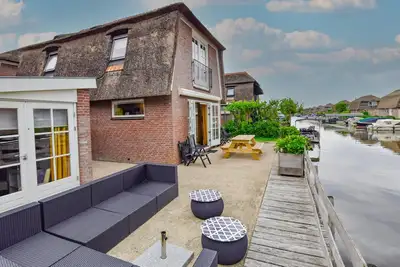 Image de Maison avec terrasse au bord de l'eau