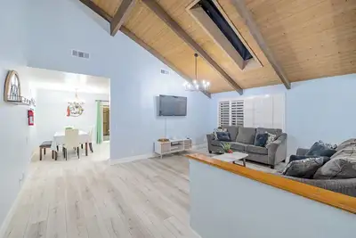Image de One-Story w/ Backyard & FastWiFi (Avocado Perch)