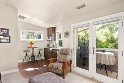 Image de Fabulous ParkSide King Suite Studio w/ Balcony - Steps away from Lower Bidwell Park