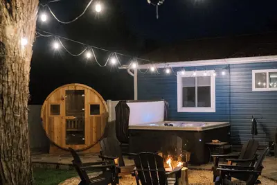 Image de Walkable Downtown Black Mtn Cutie w hot tub + Sauna -15min to Asheville