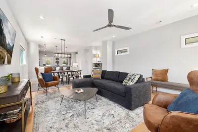 Image de Porte Orange-Modern Home-1 mi from Dt Fayetteville