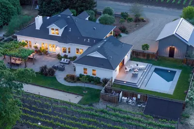 Image de Vineyard Farmhouse- Modern Farmhouse with Vineyard views