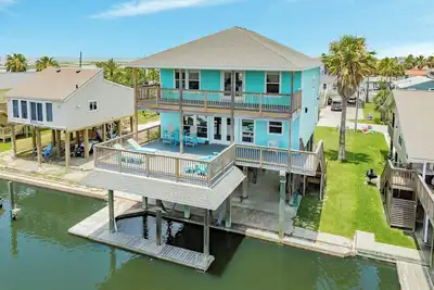 Image de Easy Bay Access! Canal Home w/ 2 Decks, 2 Living Areas, Open Plan - Dog Friendly